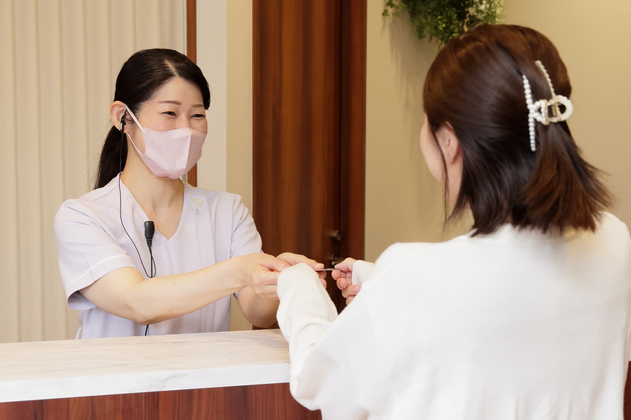 資料を見せながら患者さまと話すスタッフ