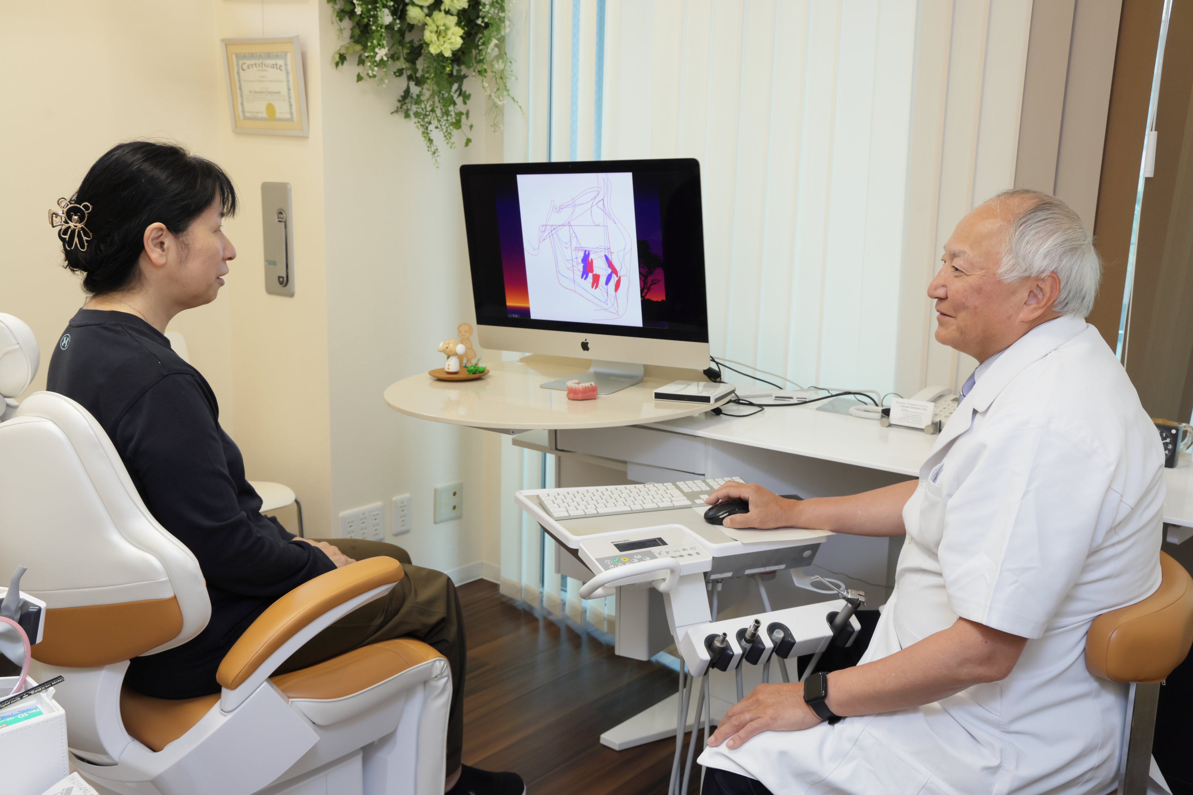 お子さまの口元を確認する様子