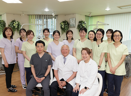 診療中の歯科医師とスタッフ