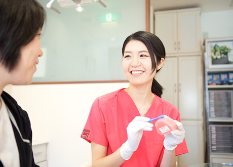 子どもの口腔内を確認するスタッフ